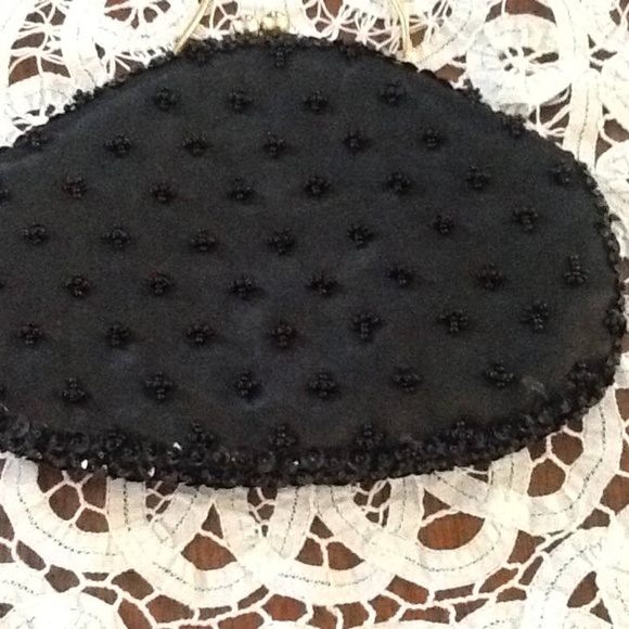 Elegant black satin bag covered in sequins and beads - Picture 5 of 5